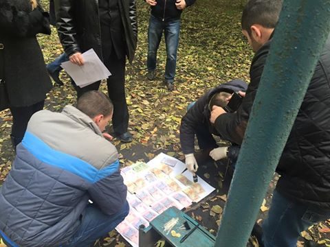 У Франківську на хабарі посеред вулиці затримали двох поліціянтів (ФОТО)