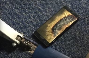 У США евакуювали літак через смартфон, що загорівся (ФОТОФАКТ)