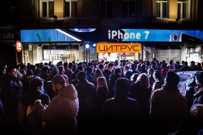 Тиснява та довжелезні черги: як українці з ночі готувались купити iPhone 7 (ФОТО)
