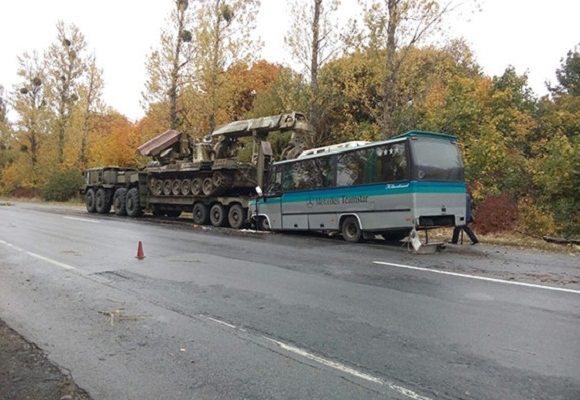 Автобус з Франківська врізався у військовий тягач на Вінничині (ФОТО,ВІДЕО)