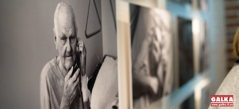 Франківцям презентували емоційну виставку з портретами пацієнтів хоспісів (ФОТО)