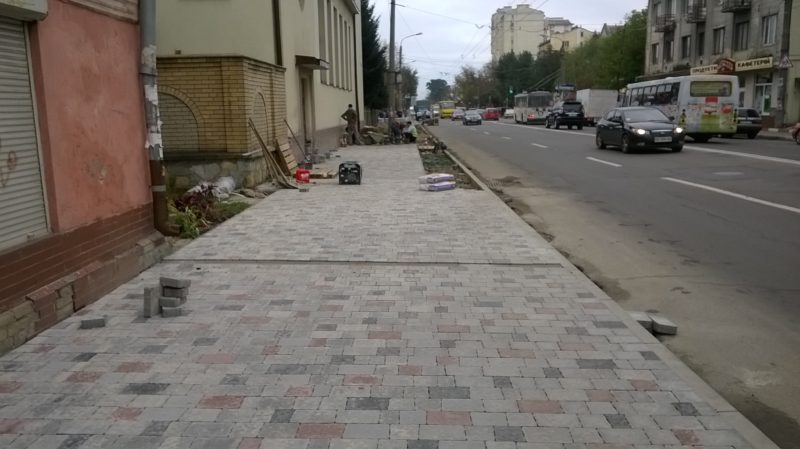 На Незалежності ремонтують тротуар (ФОТО)
