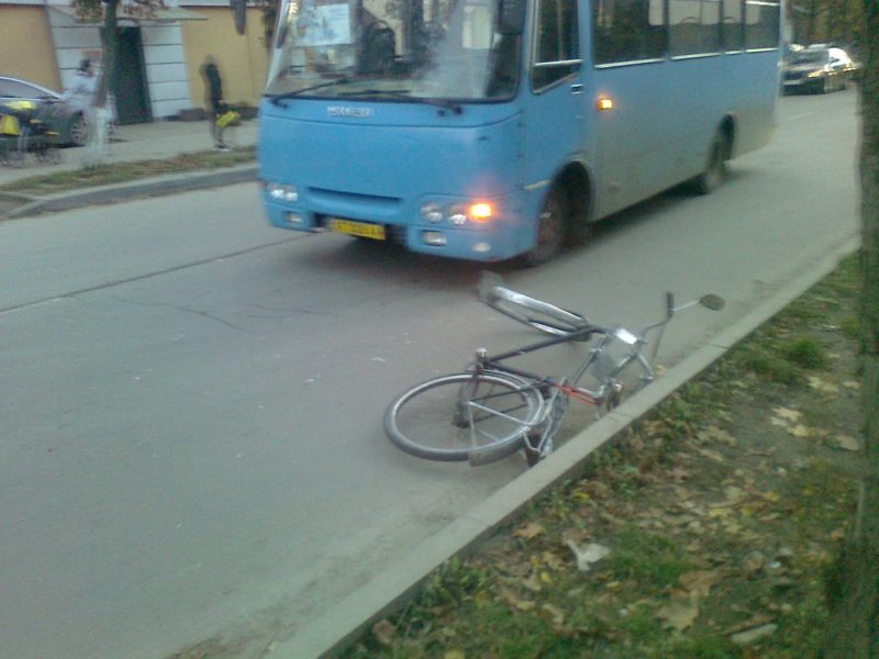 П’яний велосипедист потрапив під колеса автобуса (ФОТО)