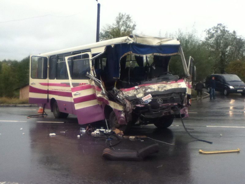 З’явилися фото з місця смертоносного зіткнення автобуса й лісовоза у Долині (ФОТО)