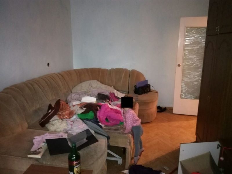 Мешканка Франківська залишила свою однорічну доньку на два дні саму в брудній квартирі (ФОТО)
