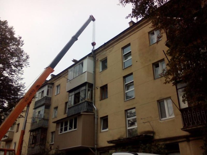 На будинку по вулиці Довгій ремонтують дах (ФОТО)