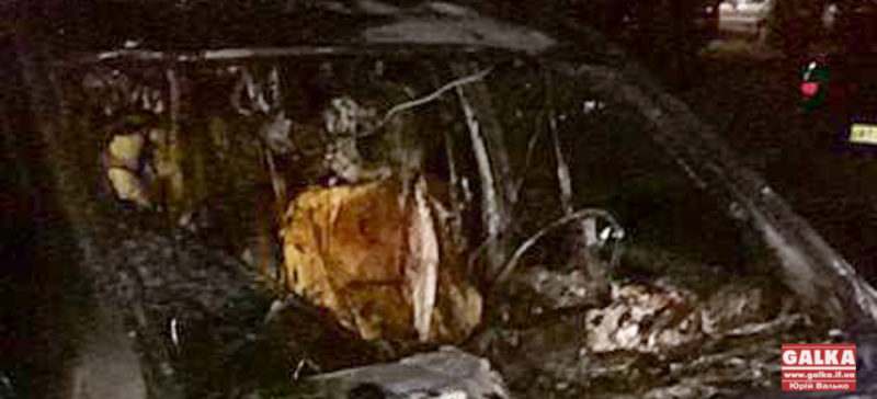 В центрі міста в ніч на понеділок згоріла машина – підозрюють підпал (ФОТО)