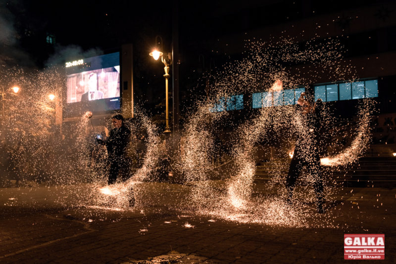 Яскраве та захопливе вогняне шоу відбулося у центрі Франківська (ФОТО)