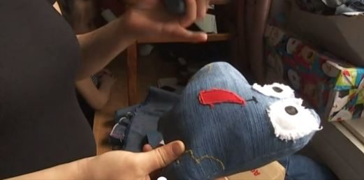 Переселенка на Прикарпатті шиє кумедні іграшки із вживаного одягу (ВІДЕО)