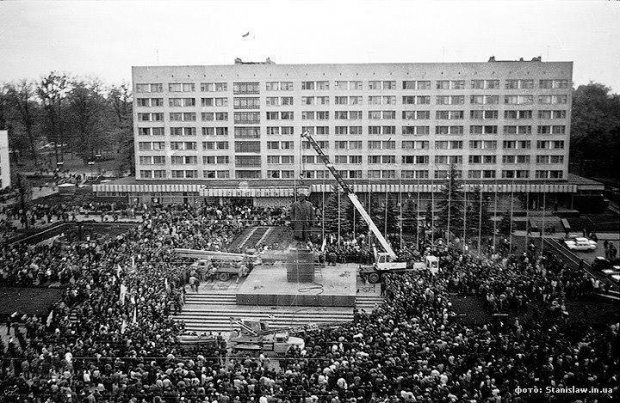 Як зносили пам’ятник Леніну в Івано-Франківську (ФОТО)