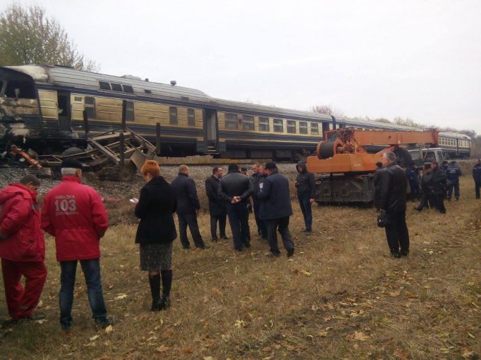 На Вінничині потяг в’їхав у лісовоз, троє людей загинуло (ФОТО)