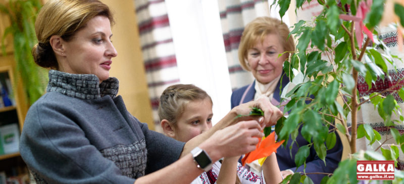 Перша леді України у Франківську робила голубів миру та говорила про освіту для особливих дітей (ФОТО)