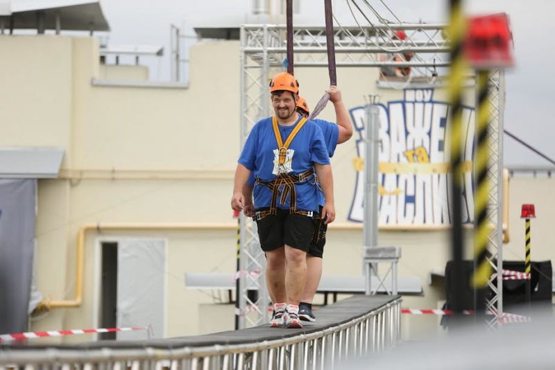Учасник “Зважених та щасливих-6” із Франківська випробує свої нерви на 24-метровій висоті (ФОТО)