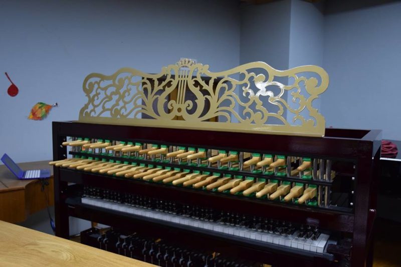 Учні музичної школи Франківська тепер зможуть грати на дивовижному інструменті – карильйоні (ФОТО)