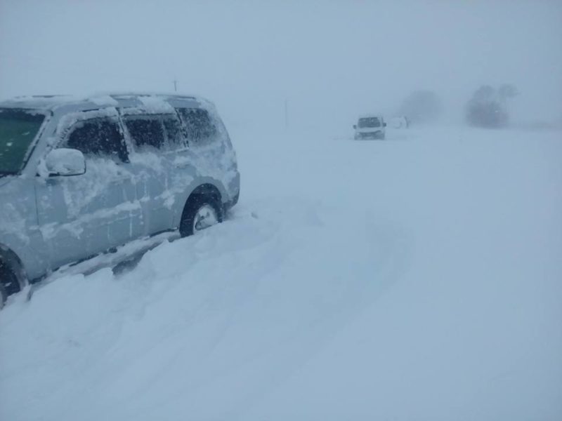 У Яремче дороги замітає снігом: рух транспорту ускладнений