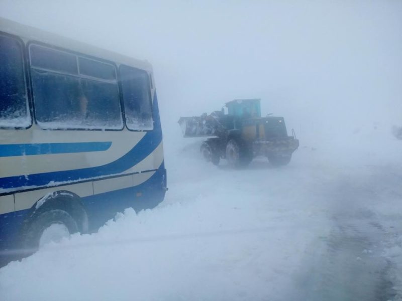 На Прикарпатті у заметі застрягли два автобуси з пасажирами