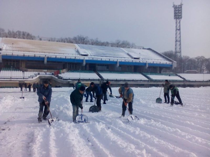 Уболівальники “Тепловика” прибирають футбольне поле від снігу (ФОТО)
