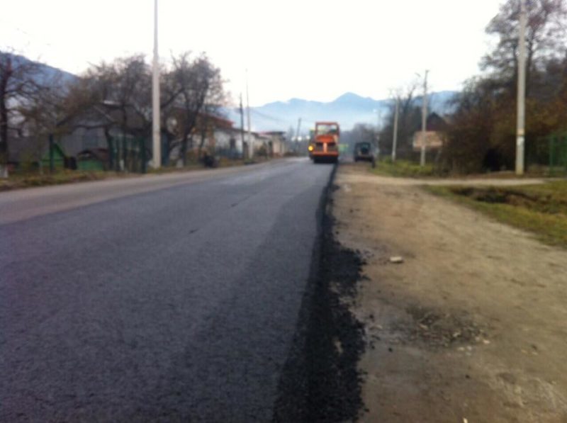На Прикарпатті активно ремонтують дорогу (ФОТО)