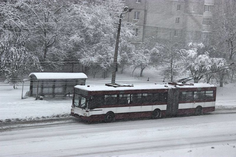 Через хуртовину в місті змінили маршрути тролейбусів
