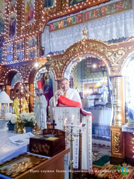 У храмі на Долинщині освятили нові тетрапод та аналой (ФОТО)