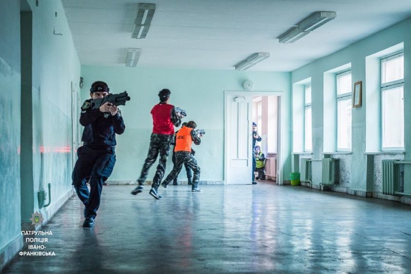 Патрульні поліціянти вчили школярів грати у лазертаг (ФОТО)
