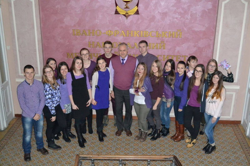 Іванофранківці одягнули фіолетове, щоб підтримати передчасно народжених дітей (ФОТО)