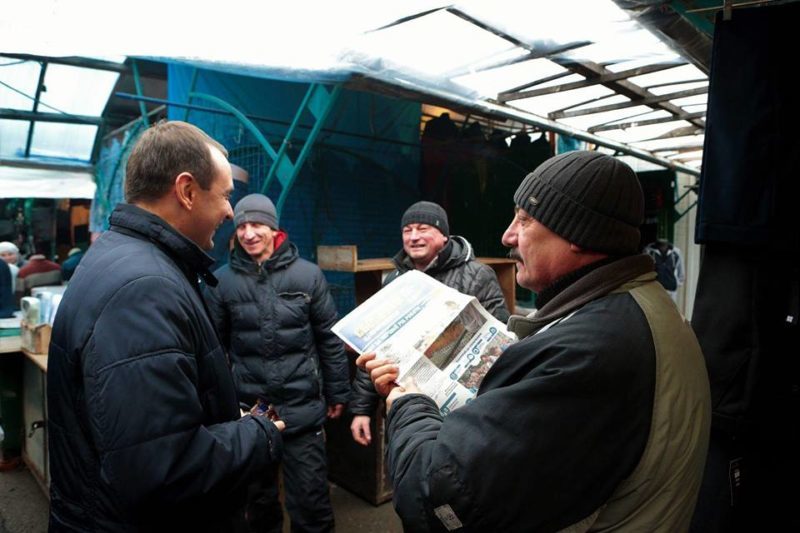 Головне, що є діалог не під час виборів, а повсякдень, – Марцінків поспілкувався з франківцями на ринку (ФОТО)