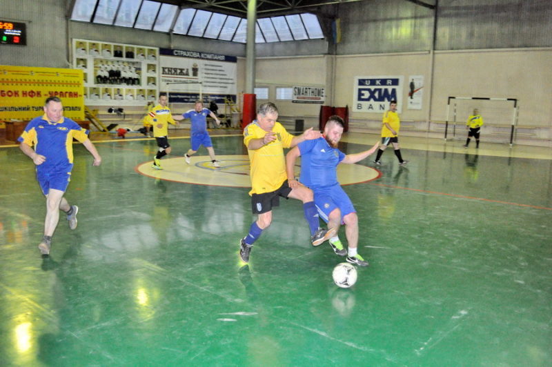 Викладачі Франківського медуніверситету зіграли у футбол зі священиками (ФОТО)