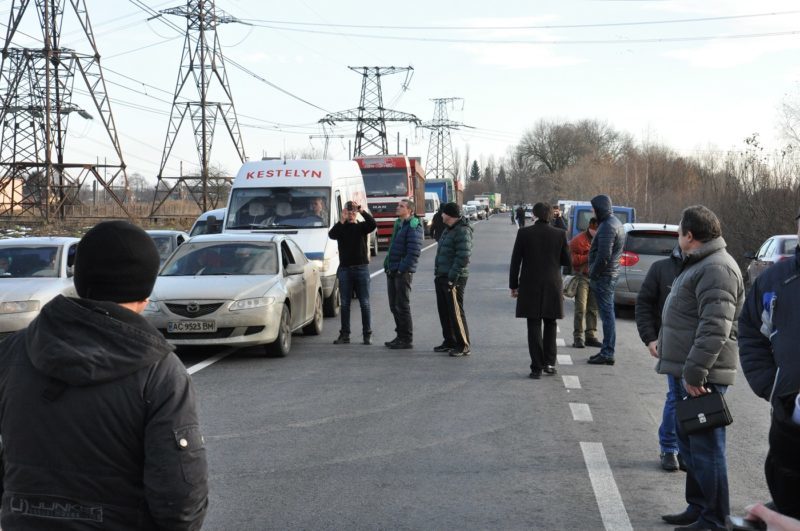 Скандальне перекриття дороги і бійка: протест працівників Бурштинської ТЕС зрозуміли не всі