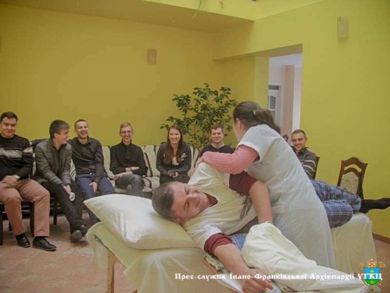 Франківський Карітас навчав волонтерів доглядати за хворими (ФОТО)