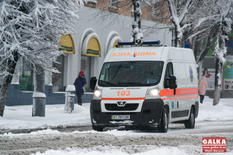 Прикарпатські рятувальники відбуксирували автівку швидкої медичної допомоги