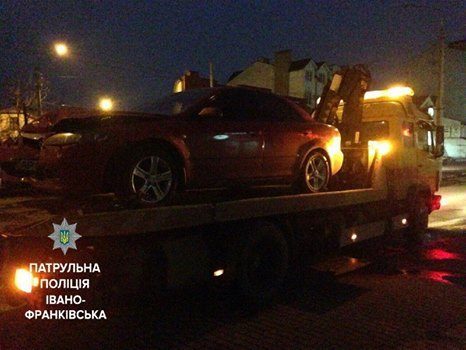 В Івано-Франківську нетверезий водій в’їхав у стовп (ФОТО)