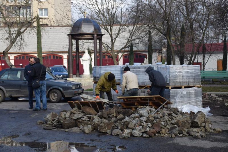 Комунальники відновлюють територію Франківської пожежної частини (ФОТО)