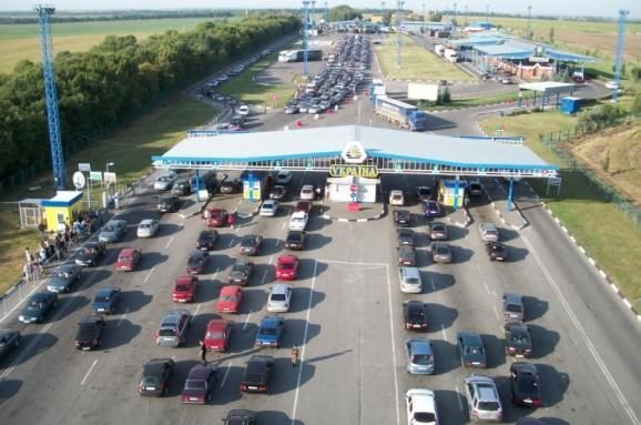 На кордоні з Польщею черги з майже тисячі автівок