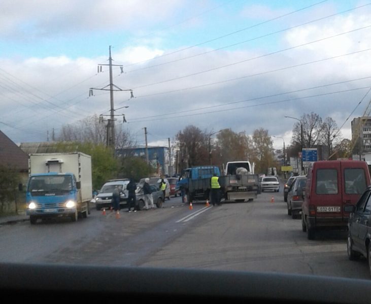 У Крихівцях не розминулися вантажний фургон та “дев’ятка” (ФОТО)