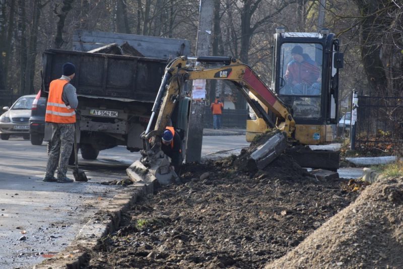 У Франківську почали ремонтувати одну з найбільших вулиць міста (ФОТО)