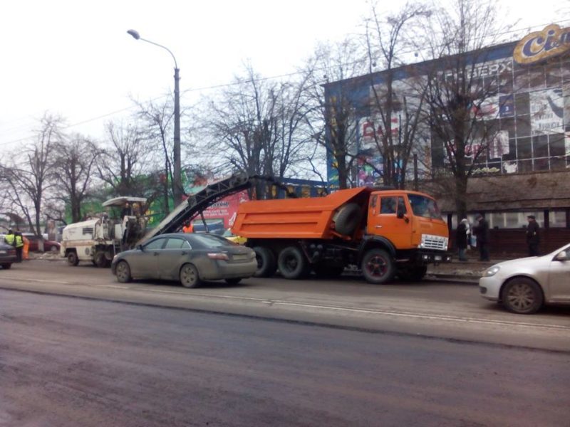 Без вихідних і до пізньої ночі: дорожники взялися за асфальтування вулиці Мазепи (ФОТО)