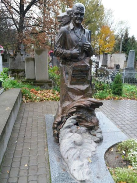 У Коломиї вандали вдруге пошкодили пам’ятник на могилі призера Олімпійських ігор (ФОТО)