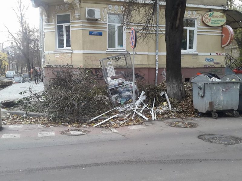 У центрі Франківська гори сміття (ФОТО)