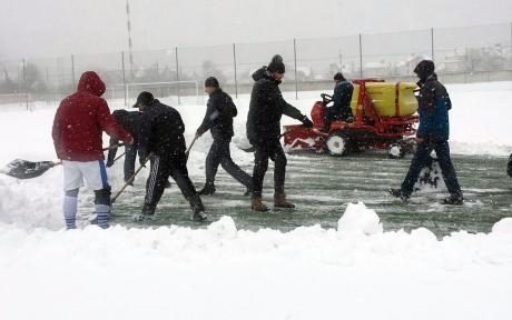 “Тепловик” просить фанатів допомогти прибрати футбольне поле від снігу