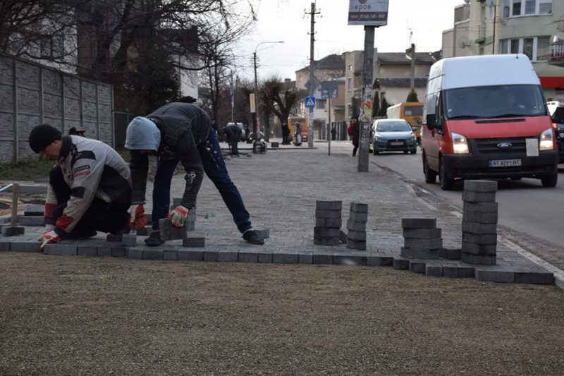 У Франківську брукують тротуари на ще двох вулицях (ФОТО)