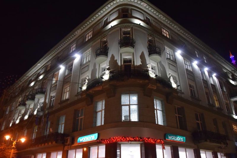 Фасад найстарішого готелю в місті на стометрівці підсвітили (ФОТО)