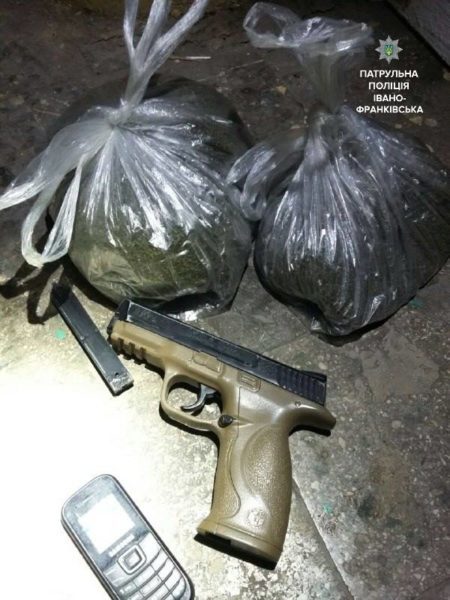 У під’їзді будинку на Вовчинецькій знайшли наркотики та пістолет (ФОТОФАКТ)