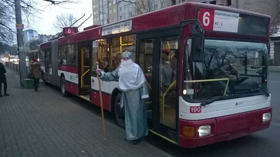 У франківських тролейбусах Святий Миколай дарує дітям смаколики (ФОТО)
