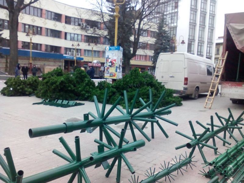 У Франківську почали монтувати новорічну ялинку (ФОТО)