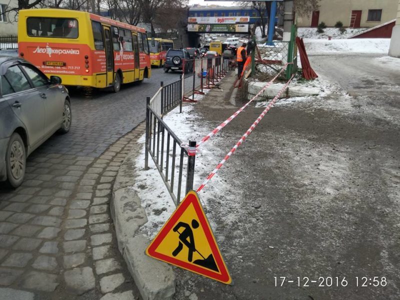 Завершили ремонт тротуару під мостом на Вовчинецькій (ВІДЕО)
