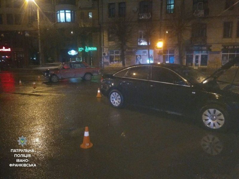 В центрі Івано-Франківська нетверезий водій вчинив ДТП (ФОТОФАКТ)