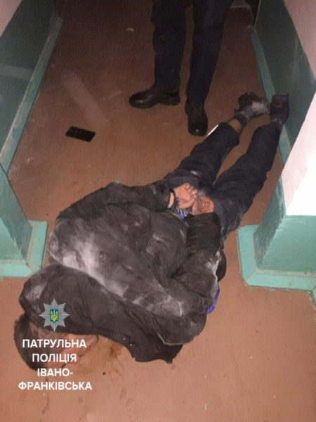 “Міцний горішок” по-франківськи: на Івасюка чоловік спіймав квартирного крадія (ФОТО)