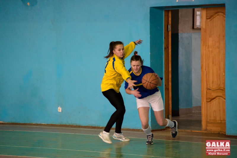 В Івано-Франківську набирає обертів чемпіонат з баскетболу серед студенток (ФОТО)