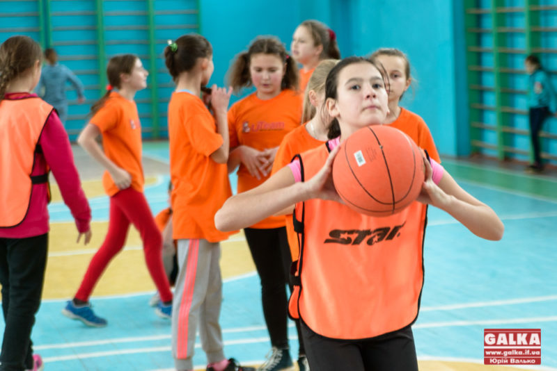 У Франківську команди шестикласниць змагалися за першість у баскетболі (ФОТО)
